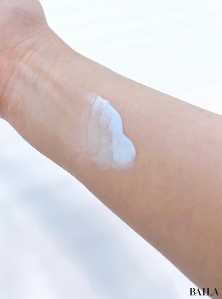 エレガンス モデリング カラーベース（BU300）を腕に塗っているところ。トーンアップして、色むらが整う。