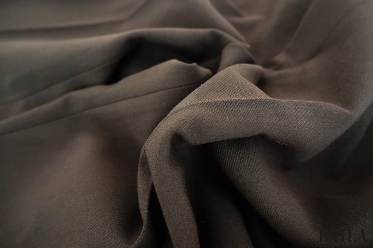 質感:落ち感のあるしなやか素材。脚のラインをキレイにまっすぐ見せてくれる!