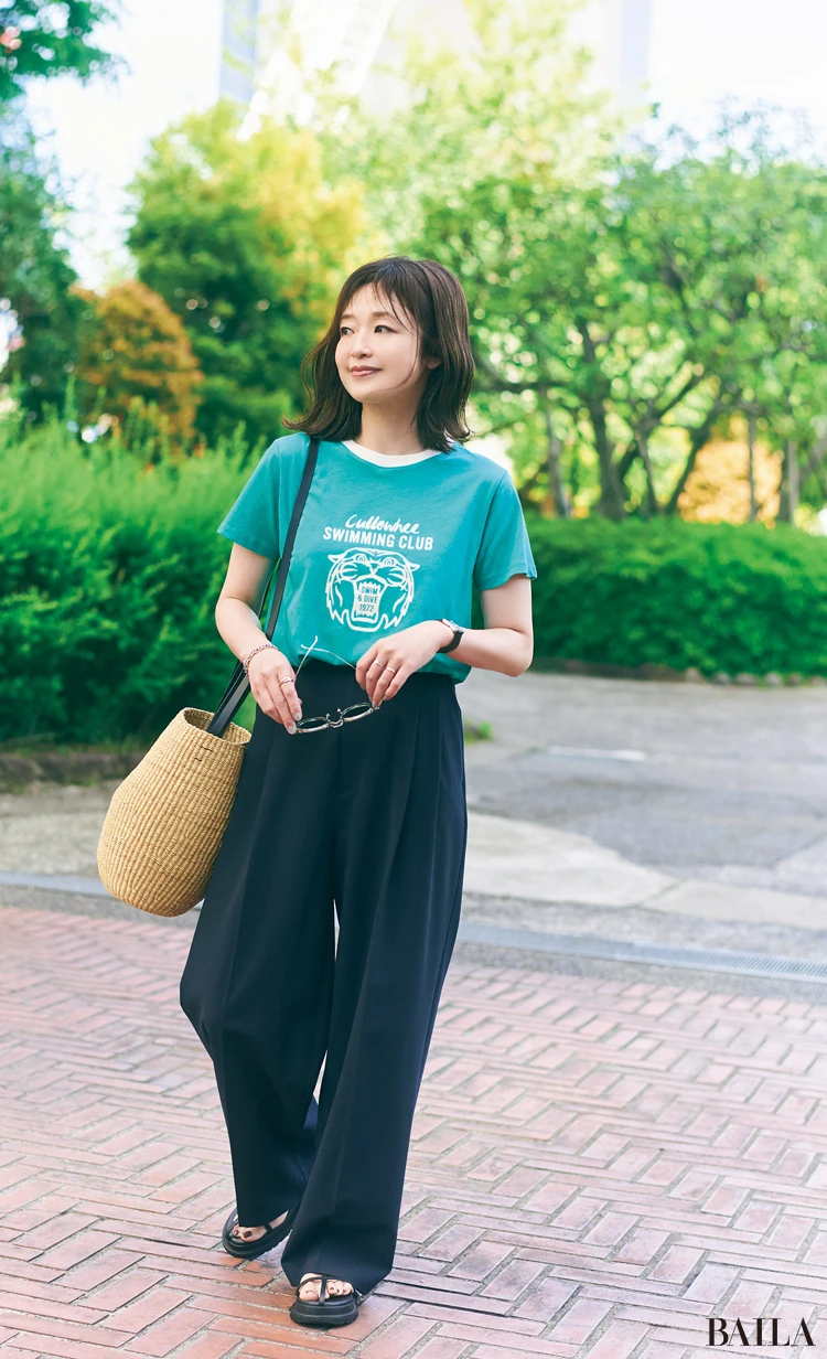 【Tシャツの日】遊び心満載のロゴTは万能ネイビーパンツを軸にラフに受け止めて