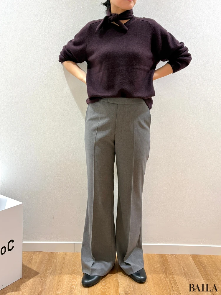 「カシミヤリラックスVネックセータースカーフつき」「フレアパンツ」「ダブルテーラードジャケット」「Tストラップバレエシューズ」