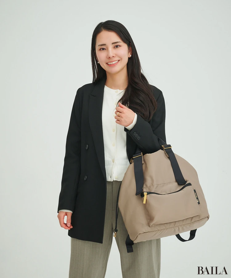 ヴィオラドーロ　リュック　着用感　ハンドバッグとして持った様子