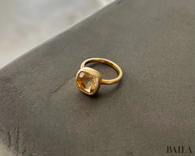 「Fruitsjolie（フリュイジョリ）」の大きなハニークオーツのリング