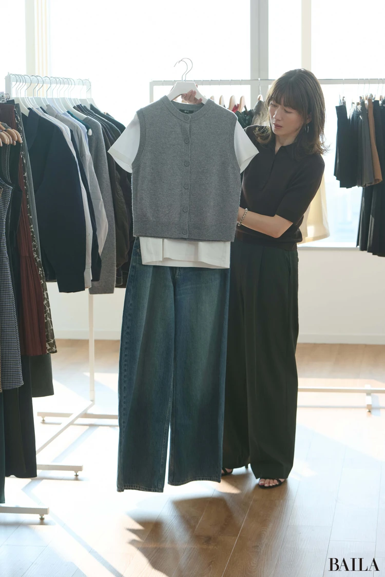 ユニクロシーの新作「カシミヤクルーネックショートベスト」とデニムの組み合わせ
