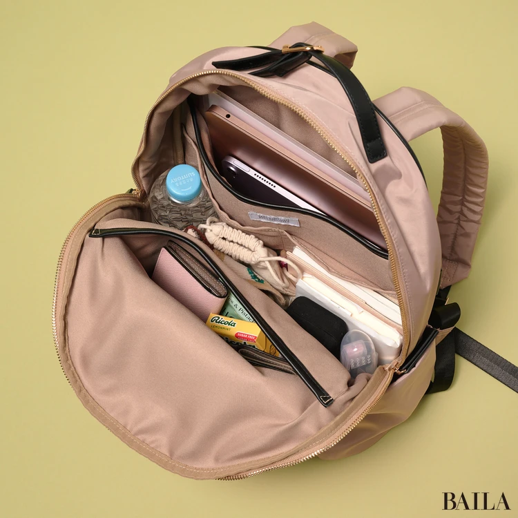 マッキントッシュ フィロソフィー 8ポケットバックパック 収納力 通勤グッズをバッグに入れた様子