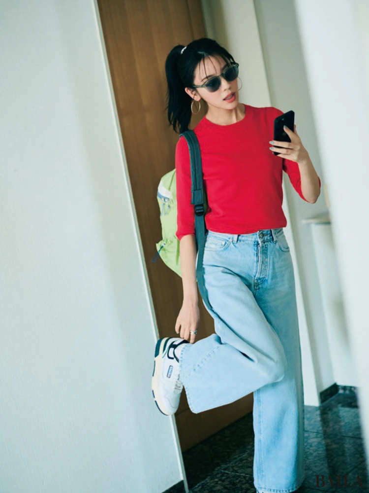 鮮やかニットでワンツーコーデを刷新【BAILA今日のコーデ】