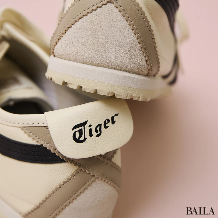 オニツカタイガー　通勤　ベージュスニーカー
