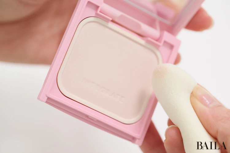 インテグレートのトーンアップパウダーUVをパフにとって