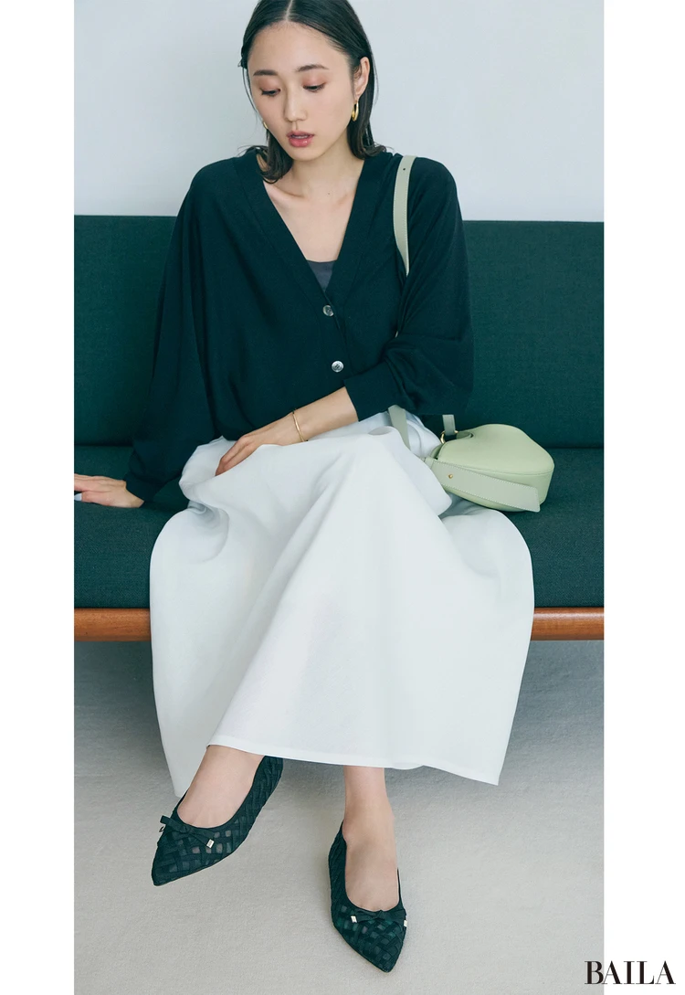 うっすら肌がのぞく足もとでモノトーンコーデをコケティッシュに