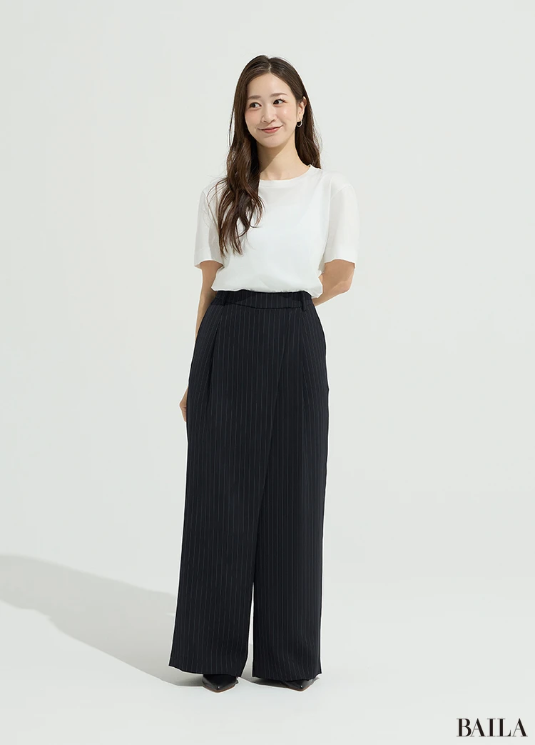 身長152cmのスーパーバイラーズ安藤藍さんがソージュのパンツを試着している様子