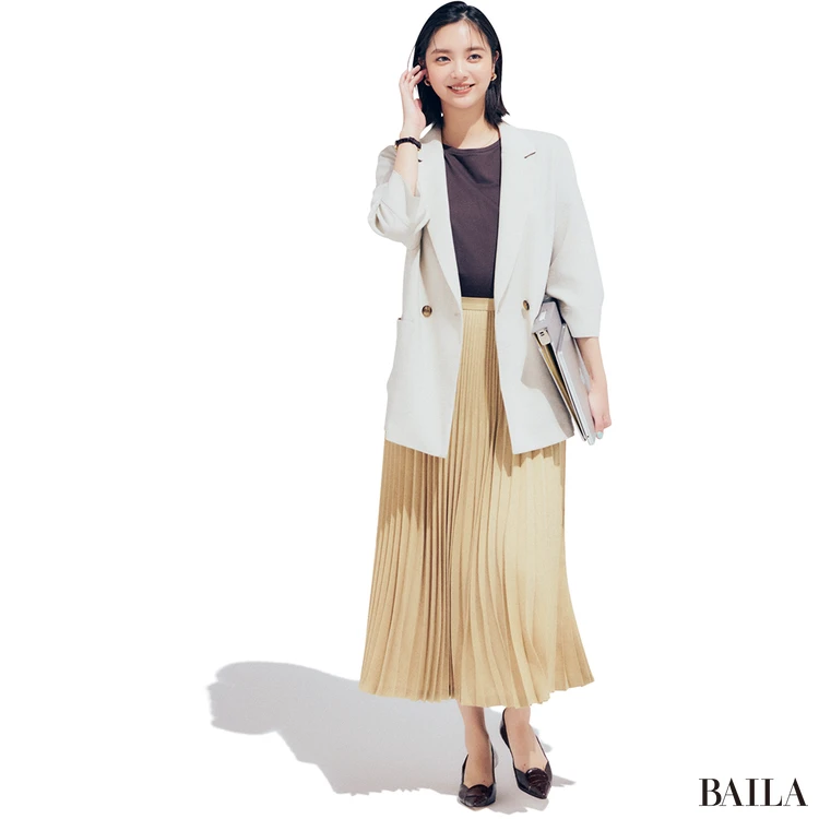 軽快な淡色ジャケットを軸にすれば柔和な印象は簡単【BAILA今日のコーデ】