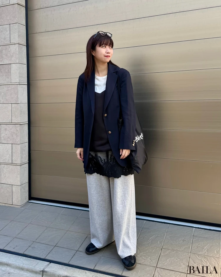 【2026年】大人女子 春の「スウェットコーデ」19選。 ロゴ、ハーフジップ、パンツ…どのスウェットも可愛い! おしゃれ読者のリアルな着こなしも注目。_17