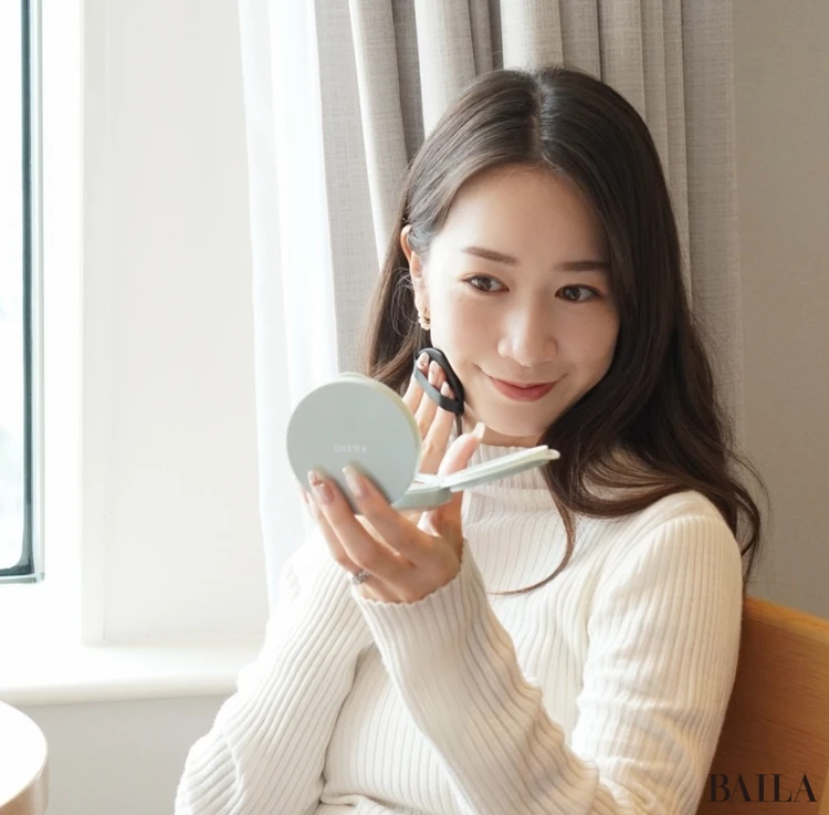 ファシオ BB ティント クッション 耐久カバーを塗っている30代女性の写真