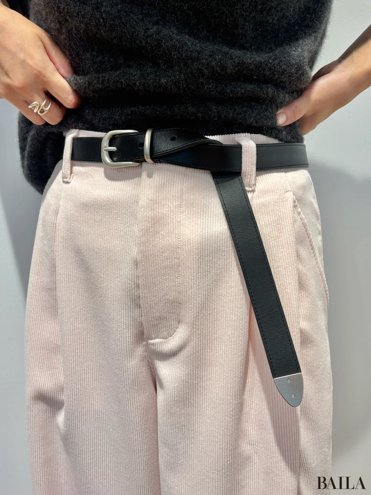 フラッフィカシミヤリラックスVネックセーター￥12900・コーデュロイボリュームパンツ￥4990・イタリアンレザーロングベルト￥2990・極暖ヒートテックカシミヤブレンドタートルネックT￥2490・レースアップシューズ￥4990／ユニクロ