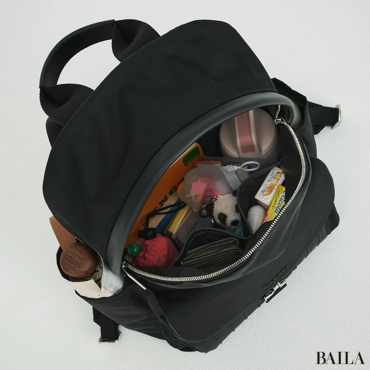 リモワ　リュック　収納力　通勤グッズをバッグに入れた様子