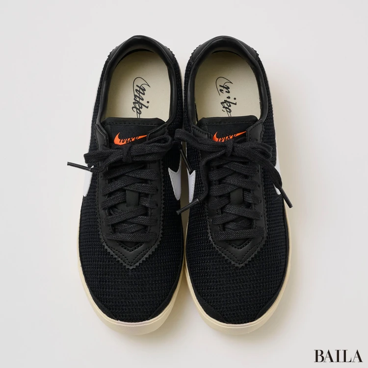 ナイキのスニーカー　黒スニーカー　アストログラバー