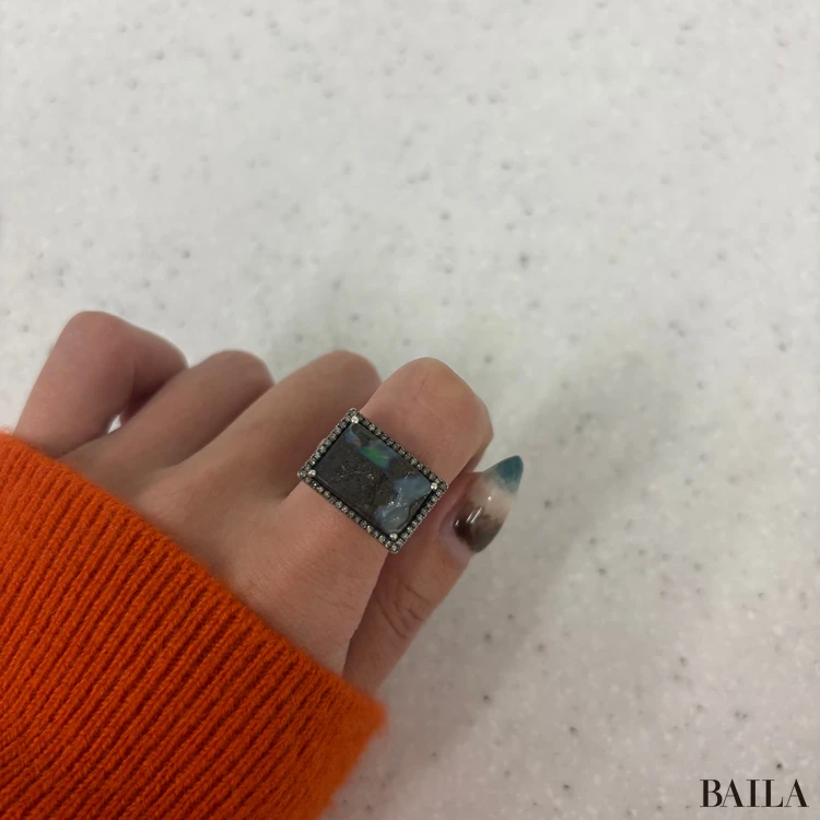 アドリン ヒューのリングの着用画像