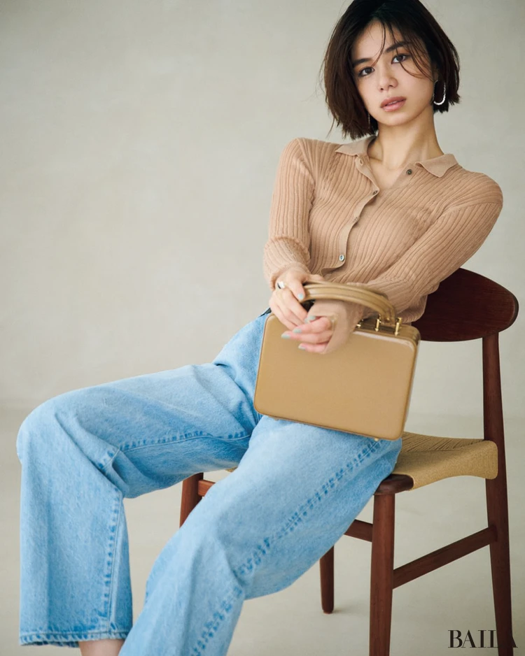 デニム以外はベージュで揃えてミニマルに【BAILA今日のコーデ】