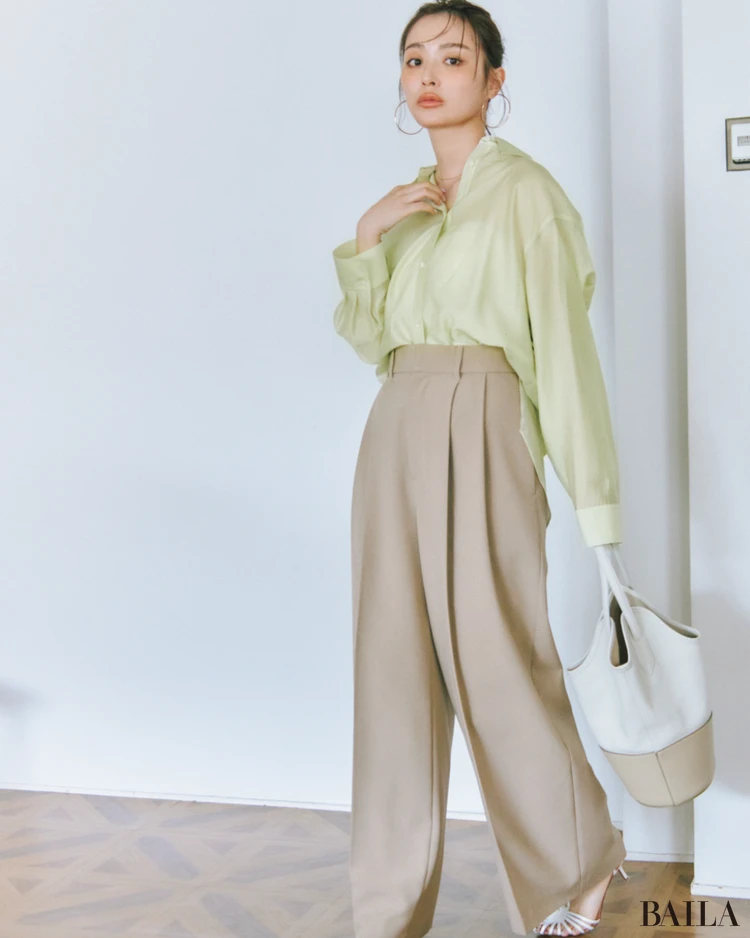 エアリー感のあるブラウスで快適通勤【BAILA今日のコーデ】