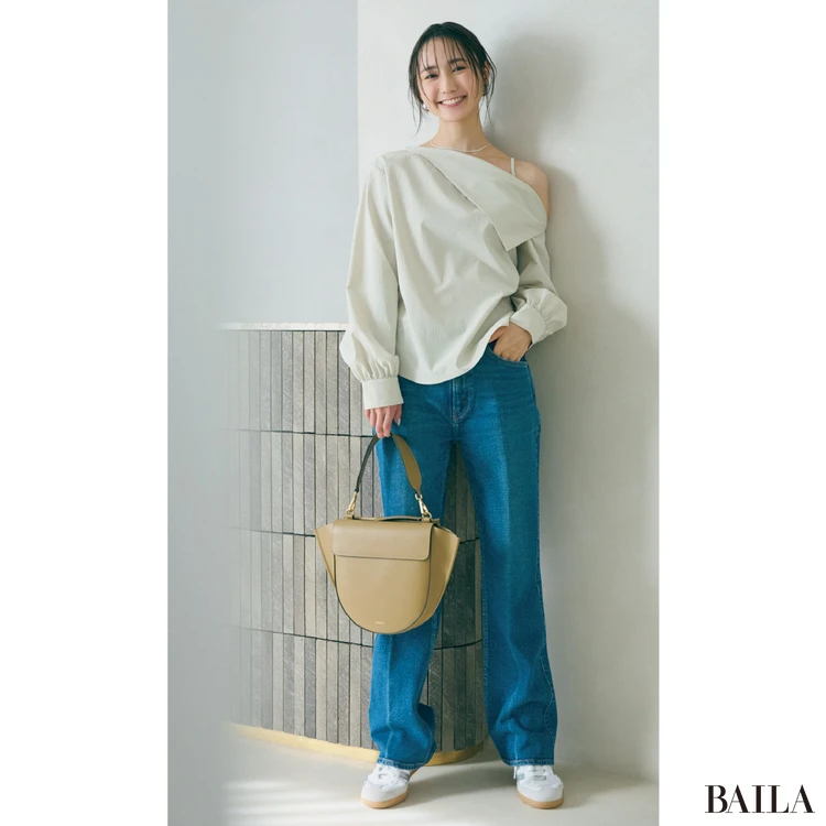 休日コーデにすっとなじむ白スニーカーが万能【BAILA今日のコーデ】