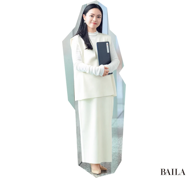 ボクシーなフォルムや白ニットが朗らかな雰囲気