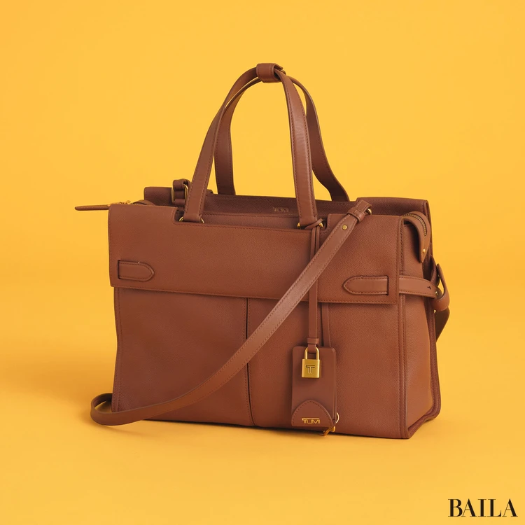 TUMI（トゥミ）　Agent ミディアム・トート　ショルダーストラップをつけた様子