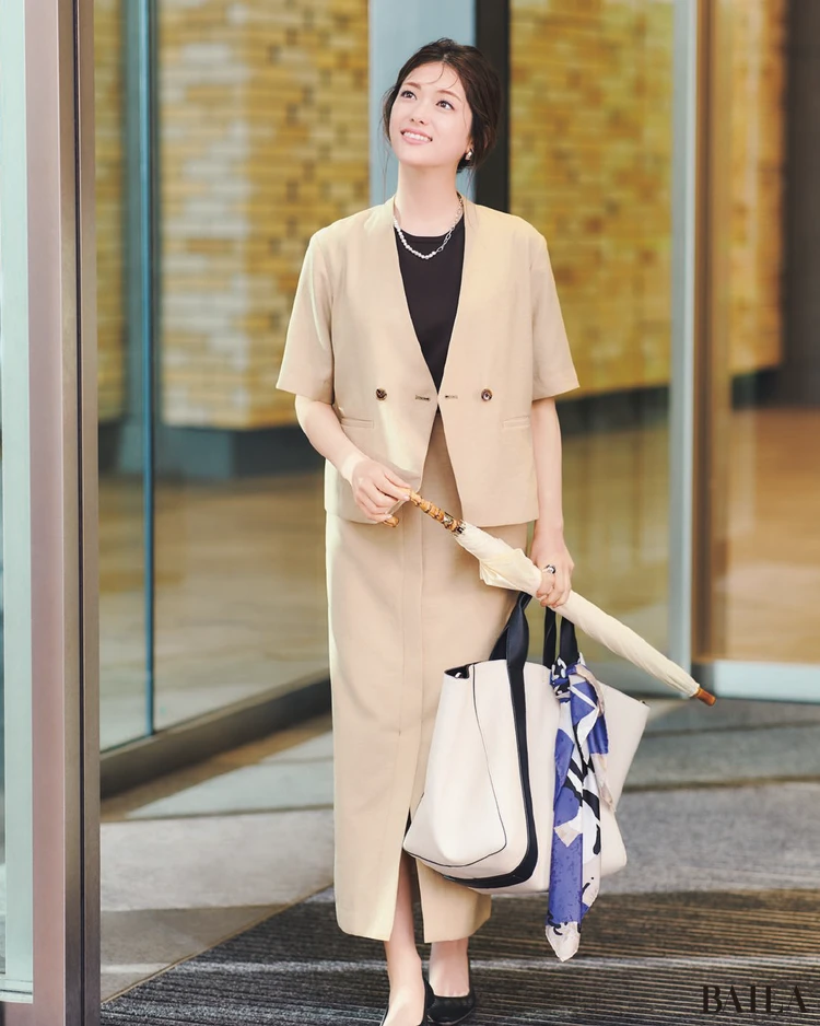 夏の通勤に新しい選択肢、半袖ジャケットで涼しげに!【BAILA今日のコーデ】