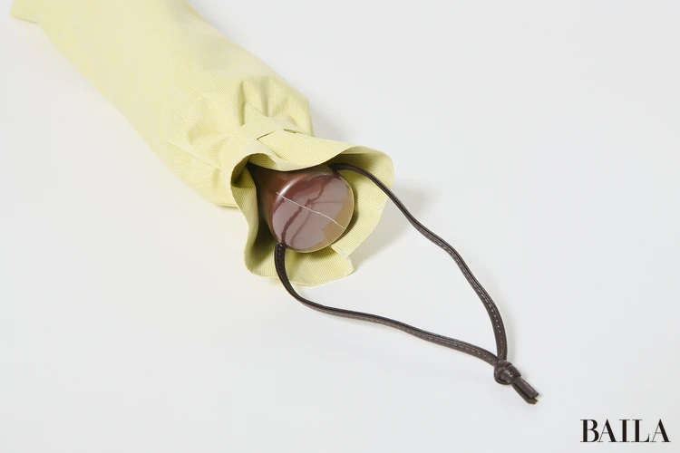 サンバリア100の日傘　折りたたみでもしっかり守る設計。持ち運びやすさとのバランスも魅力