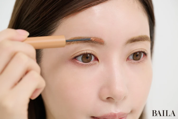 くみっきー 舟山久美子さん 時短メイク 眉頭の毛を立たせるように、眉マスカラを塗る