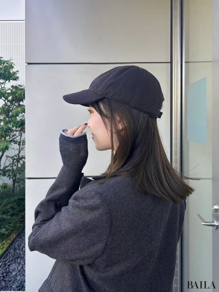 ミュウミュウ(Miu Miu)ブラウンのキャップ 着用写真