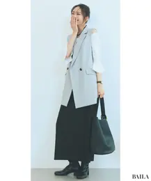 オフショルトップスのあざとさをキリッと中和