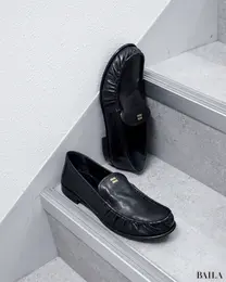 【MIU MIU（ミュウミュウ）】さりげない効かせになる新作ローファーを手に入れたい