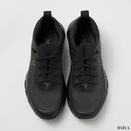 onのスニーカー　黒スニーカー　クラウドティルトムーン