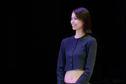 「CIRRA（シイラ）」のメンバーを見つめる佐藤晴美さん