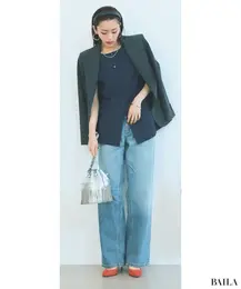 ジャケットのインとしてブラウス風に着こなして