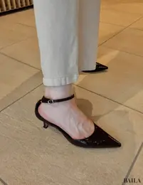 アンクルストラップを見せた場合