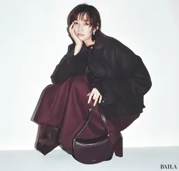 華やかなボルドーが上品に落ち着くのは、“ブラウンと”だからこそ