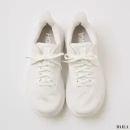 HOKAのスニーカー　白スニーカー　クリフトン10