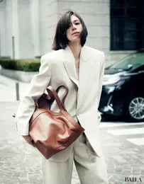 「このスーツだけあれば、ほかには何もいらないくらいの迫力がありますね。メンズのジャケットのような雰囲気がたまらないです。反面、ドレープ感のある素材ややわらかい色には女性らしさもあって。この絶妙なバランスにほれぼれします」