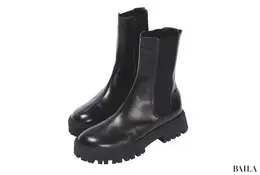 ブーツ（5）￥38500／ウィム ガゼット ルミネ新宿店（ザ ポーズ）