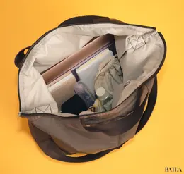 レスポートサック（LeSportsac）　デラックス ジップトップ トート　収納力　通勤グッズをバッグに入れた様子