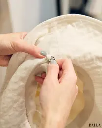 ユニクロ新作アジャスタブルUVカットワイドブリムハットの内側のフックの寄り画像