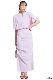 パリッとした素材が決め手。大人のピンクはほんのり辛口に