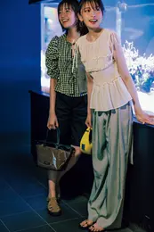 甘く軽やかな白ブラウスをシックなグレーのパンツで大人に印象シフト