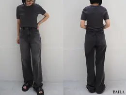 「ワイドストレートジーンズ」（￥3990）、「3Dメリノリブクルーネックセーター5分袖」（￥2990）