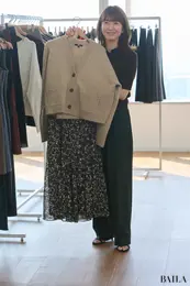 ユニクロ秋新作シフォンティアードスカートのコーディネート提案の様子