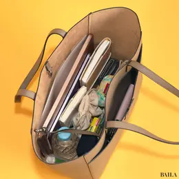 ローレン ラルフ ローレン　ペブルド レザー ラージ Cameryn トート バッグ　収納力　通勤グッズをバッグに入れた様子