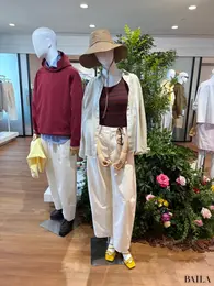 リネンのやさしくシアーな風合いのシャツ、そしてコットンブレンドのバレルレッグパンツ