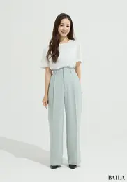 身長152cmのスーパーバイラーズ安藤藍さんがクロス ファンクションのパンツを試着している様子