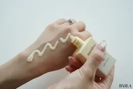 マキアージュ ドラマティックスキンセンサーベース NEO イエローを手の甲に伸ばした写真