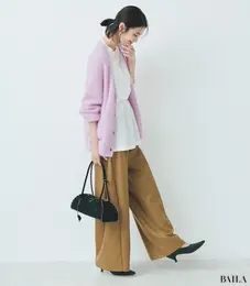 シンプルなカーディガン使いは、アクセントにキャミを合わせて脱・単調